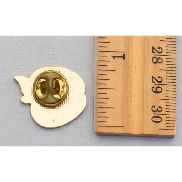 Red apple vintage pin (C6) - Picture 2 of 2